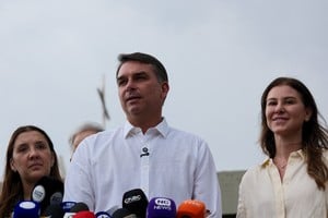 Brasil: autorizan a Flávio Bolsonaro a visitar a su padre en prisión domiciliaria