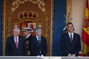 Pedro Sánchez recibió insultos y abucheos durante el desfile militar del 12 de octubre en España