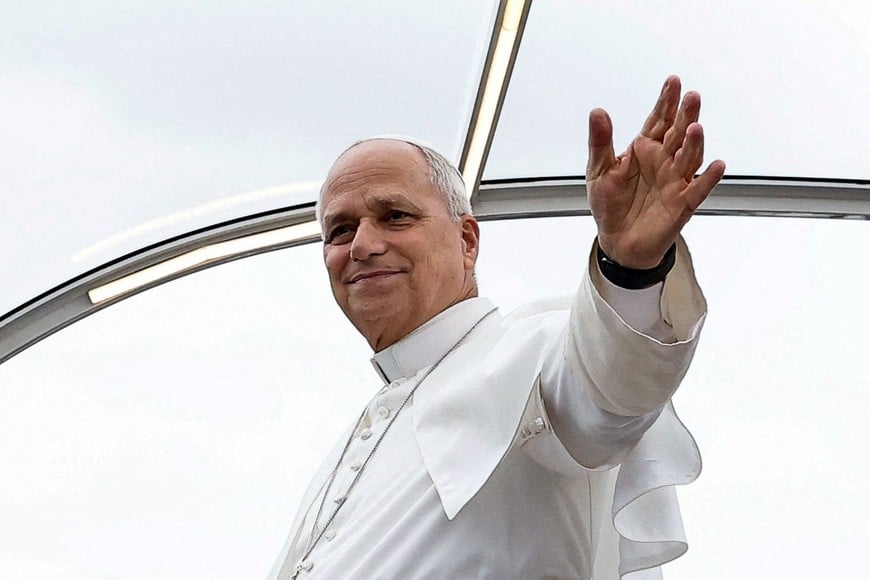 Pope Leo gestures as he travels in the popemobile on the Champs-Elysees avenue near the Arc de Triomphe to celebrate an open-air Mass at the Place de la Concorde during his four-day apostolic journey to France, September 26, 2026. REUTERS/Benoit Tessier