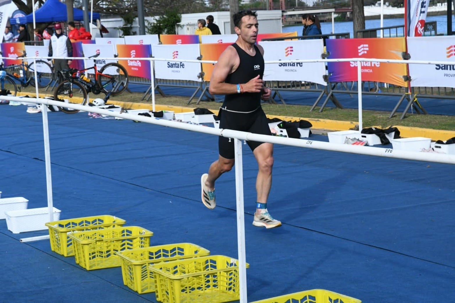 La Costanera Este de Santa Fe recibió a 105 atletas de 18 países que compitieron en la Copa Continental de Triatlón.