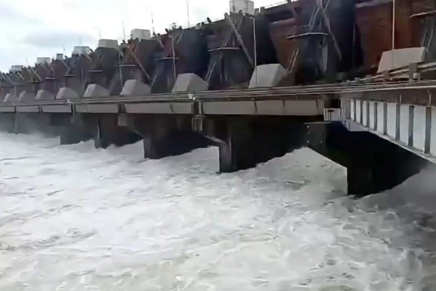 La Entidad Binacional Yacyretá abrió su vertedero principal el 12 de octubre de 2026 debido a una crecida extraordinaria del río Paraná, que recibe un caudal de 28.000 m³/s tras la descarga masiva de la represa de Itaipú y las fuertes lluvias en la cuenca del Iguazú
