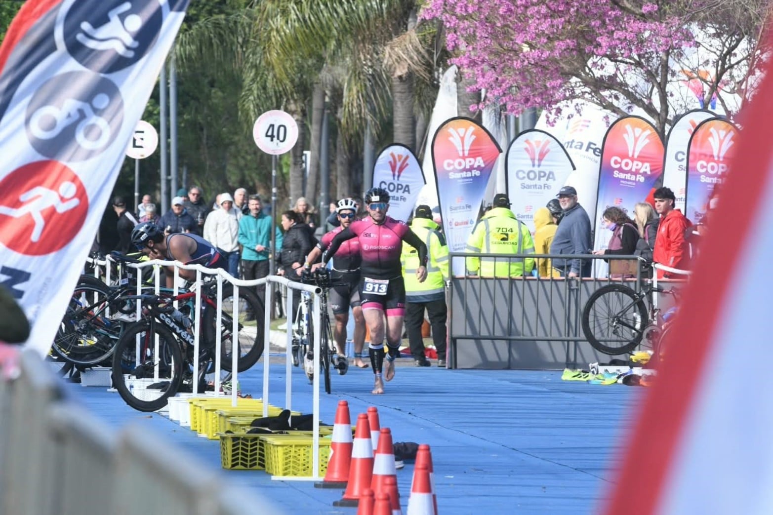 La Costanera Este de Santa Fe recibió a 105 atletas de 18 países que compitieron en la Copa Continental de Triatlón.