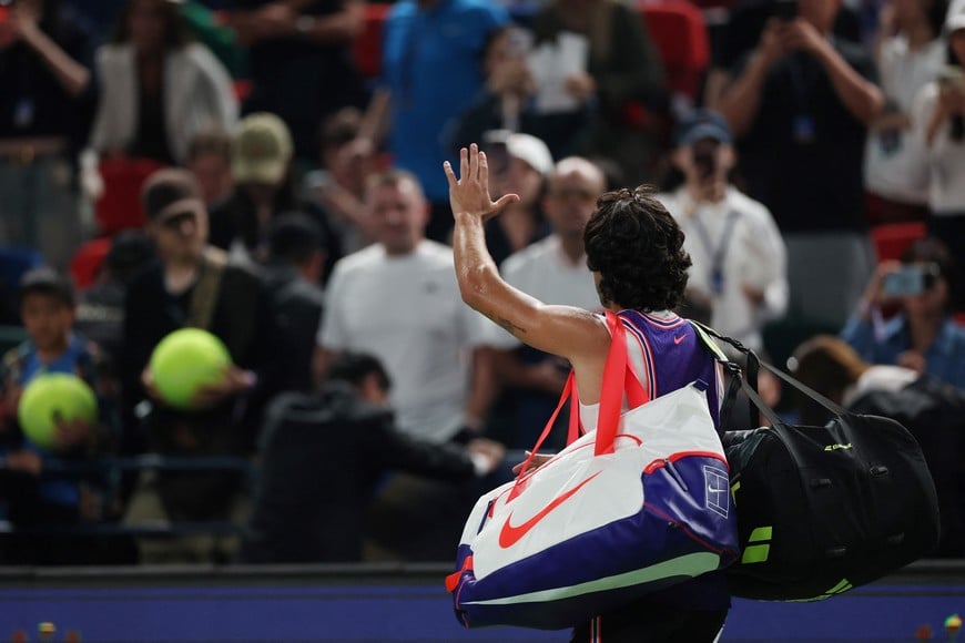Tennis - ATP Masters 1000 - Shanghai Masters - Qizhong Forest Sports City Arena, Shanghai, China - October 12, 2026
Spain's Carlos Alcaraz waves to the crowd after losing his round of 32 match against Belgium's Zizou Bergs REUTERS/Tyrone Siu