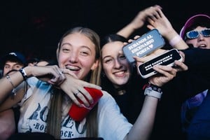 La lluvia no frenó la fiesta: el público acompañó los shows de la segunda jornada del Harlem Festival en Santa Fe.