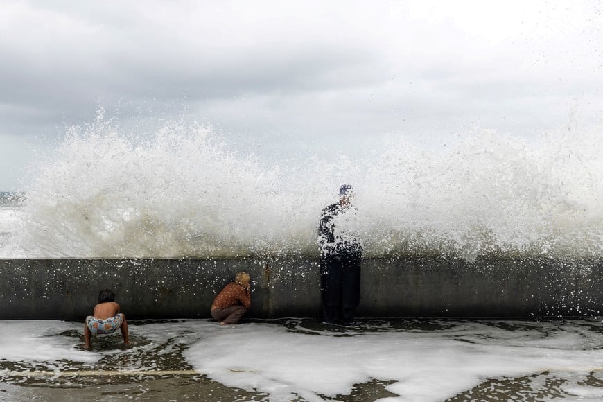 Young kids play in the wave spray from post-tropical cyclone Rachel as Bruce Parker faces the impact along the coastline in Oceanside, California, US, October 11, 2026. REUTERS/Mike Blake
TPX IMAGES OF THE DAY