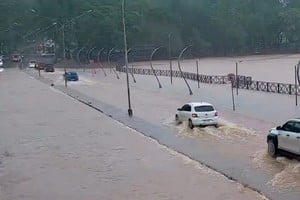 Evacuaciones en marcha y despliegue militar en el sur de Ciudad del Este, Paraguay, ante la crecida del río Paraná provocada por las intensas lluvias. Al menos 100 viviendas ya resultaron afectadas por las inundaciones.