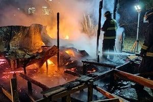 Las llamas arrasaron con la precaria construcción. Foto: Gentileza