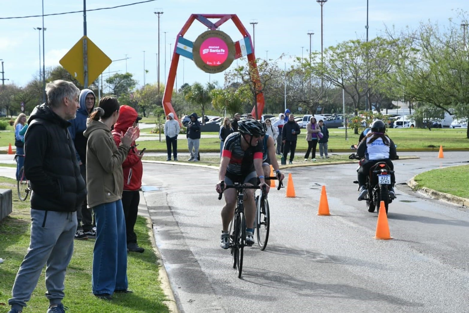 La Costanera Este de Santa Fe recibió a 105 atletas de 18 países que compitieron en la Copa Continental de Triatlón.