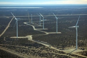 Los vientos patagónicos en Chubut alimentan un parque eólico. Desde 2015 esa provincia petrolera agregó renovables en forma continua, pero en 2021 la pobre infraestructura en transporte de energía eléctrica nacional (que sigue sin inversiones) puso un límite a su desarrollo.