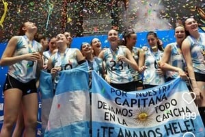 El festejo de las chicas argentinas luego de la brillante obtención del título sudamericano en la lejana Maracaibo.
