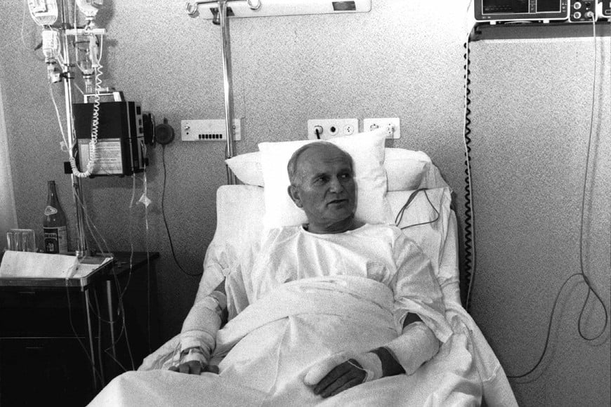 juan pablo segundo foto tomada en mayo de 1981 salud sumo pontifice papa religion catolica italia      pope health       italy       rome       rom02 file photo pope john paul ii in hospital       i       1w       19961004       rom02:pope-health:rome,4oct96 - file photo 19may81 -  this file photo dated may 19, 1981, shows pope john paul ii recovering in a hospital bed at romes        policlinico agostino gemelli hospital, six days after he was shot in an         assassination attempt by turkish terrorist ali agca in st. peters square. the  pontiff will enter the hospital october 6 for a planned operation to have his   appendix removed. ph-photo by vatican reuters British Prime Minister John Major   primer ministro ingles reunion con el futbolistas  [L] greets internationa l soccer star Paul Gascoigne during a reception for     sporting personalities at No. 10 Downing Street, October 3. Major stated at the reception that he considered sport to be a force for good in Britain.           hp/POOL/Photo by David Cheskin   REUTE RS