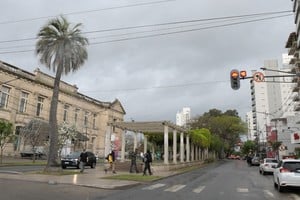 Una vista panorámica del tradicional corredor urbano con la histórica Estación Belgrano en segundo plano.