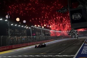 Max Verstappen, de Red Bull, cruza la bandera a cuadros y gana el Gran Premio de Singapur.
