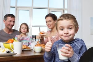 Es necesario revalorizar la importancia de la familia en la sociedad y concientizar sobre la trascendencia de la misma como primer agente de socialización de la persona.