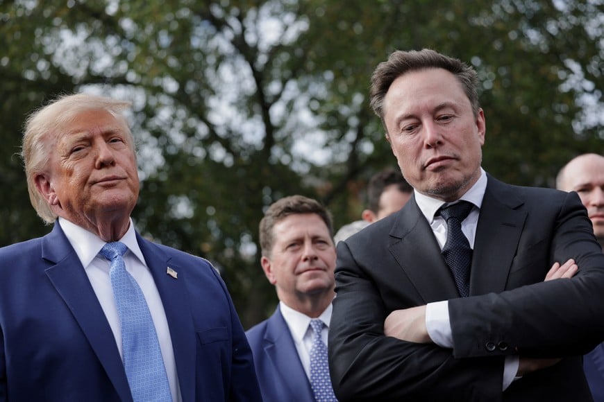 US President Donald Trump and SpacexAI Founder and CEO Elon Musk stand at the White House driveway following a luncheon for tech leaders in the East Room, in Washington, D.C., US, September 29, 2026. REUTERS/Jonathan Ernst