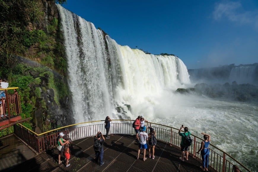 (231002) -- IGUAZU, 2 octubre, 2023 (Xinhua) -- Imagen del 1 de octubre de 2023 de turistas visitando el Parque Nacional de Iguazú, en el estado de Paraná, Brasil. (Xinhua/Wang Tiancong) (oa) (ah) (ce)