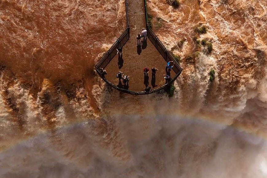 La masa de agua avanza, ante la atónita mirada de los visitantes.