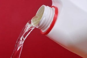 La medida comprende todos los lotes de la “Agua Lavandina, marca 656 Profesional”.
