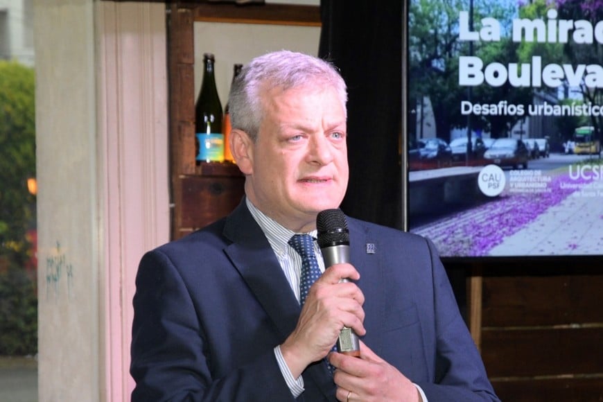 Eugenio Martín Depalma durante su exposición en la Estación Belgrano en el marco del conversatorio urbanístico.