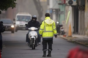 Un inspector frena a un motociclista para verificar si tiene todo en regla. Crédito: Fernando Nicola