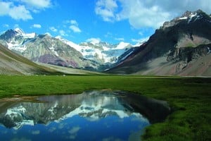 Los extranjeros pueden comprar tierras en Argentina con un tope del 15 % del territorio. El artículo del DNU que dejó sin efecto ese límite está actualmente suspendido de manera provisoria.
