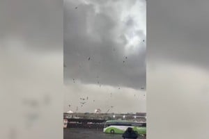 El pequeño tornado categoría EF0 que afectó a la terminal de ómnibus central de Santiago.