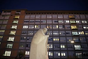 Desde 2009 en las afueras del Gemelli existe una estatua de mármol de Carrara en honor a Juan Pablo II, el pontífice que más veces ingresó a la institución. REUTERS/Stoyan Nenov