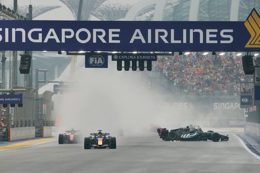 Formula One F1 - Singapore Grand Prix - Marina Bay Street Circuit, Singapore - October 10, 2026
Mercedes' George Russell crashes during the sprint race REUTERS/Edgar Su