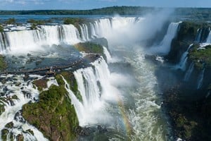 (231002) -- IGUAZU, 2 octubre, 2023 (Xinhua) -- Vista aérea del 1 de octubre de 2023 de las Cataratas del Iguazú en el Parque Nacional Iguazú, en el estado de Paraná, Brasil. (Xinhua/Wang Tiancong) (oa) (ah) (ce)