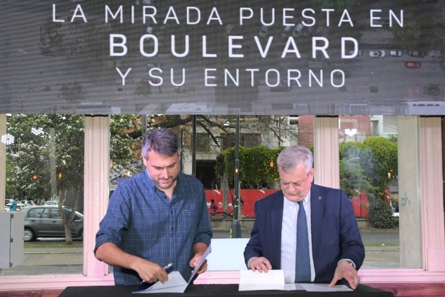 Eugenio Cerafino y el rector Eugenio Martín Depalma durante la firma del convenio marco entre DEMOS y la UCSF.
