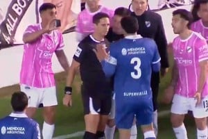 Se jugaban mucho los dos equipos y la imagen del "celuvar" se robó todas miradas.