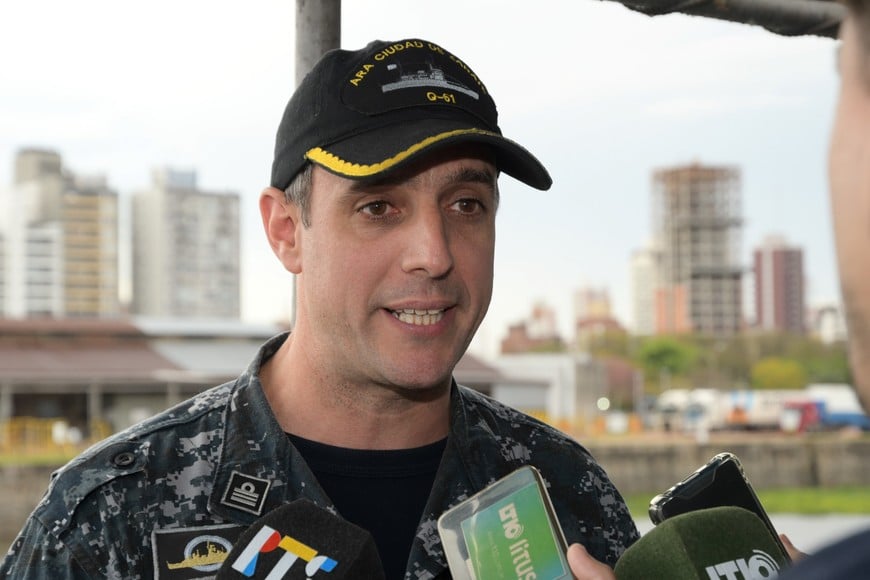 El capitán de corbeta Agustín Cerqueiro explicó cuál es el derrotero que seguirá el buque multipropósito. Foto: Manuel Fabatía