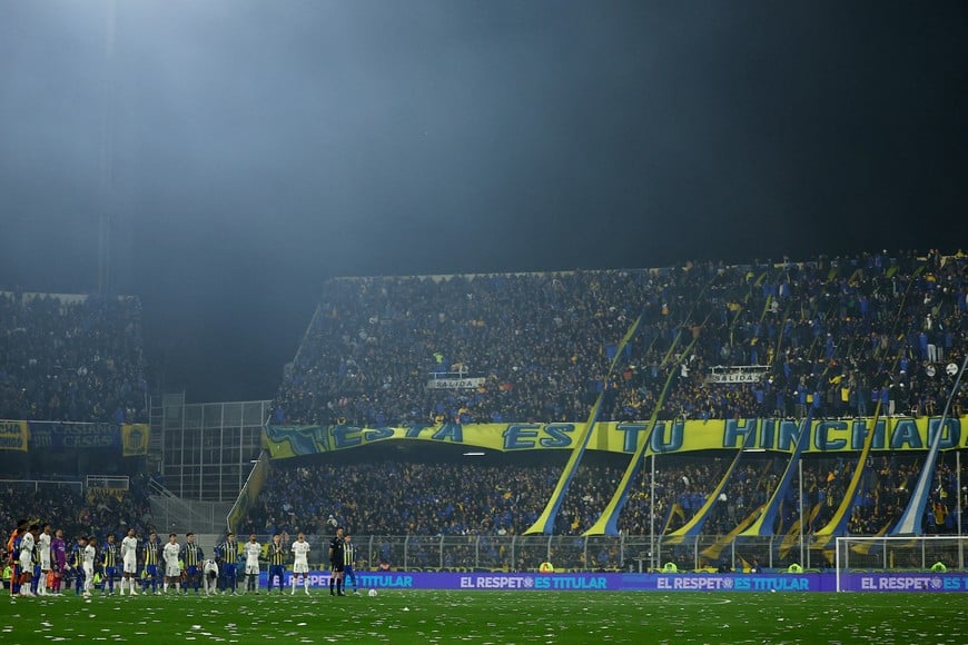 Soccer Football - Copa Libertadores - Round of 16 - First Leg - Rosario Central v Corinthians - Estadio Gigante de Arroyito, Rosario, Argentina - August 13, 2026
Players during a minute's silence in memory of Jorge Messi, father of Lionel Messi REUTERS/Agustin Marcarian