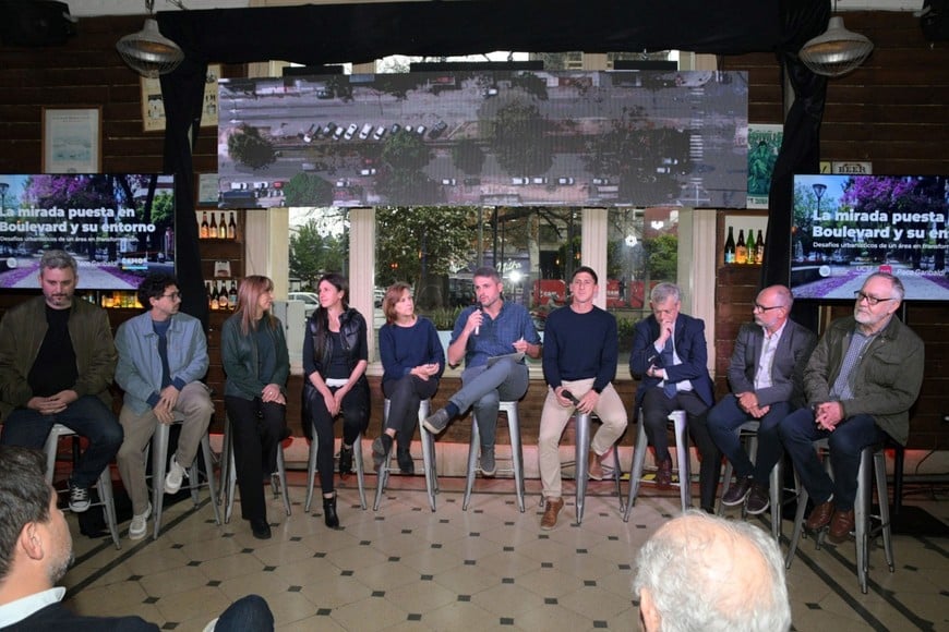 Los disertantes del conversatorio durante las exposiciones sobre el futuro urbanístico de Bulevar en la Estación Belgrano.