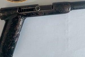 La improvisada pistola hallada por la policía en la vía pública. Foto: El Litoral