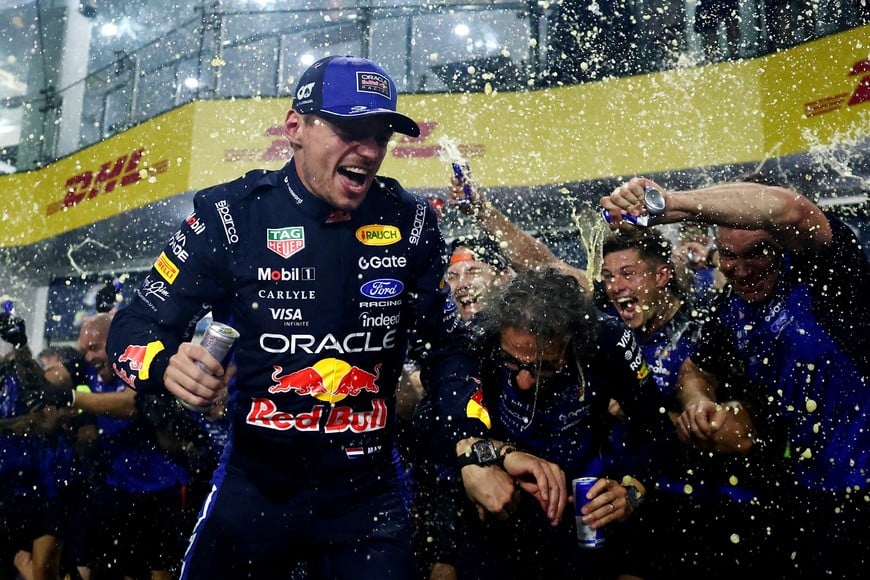 Formula One F1 - Bahrain Grand Prix - Sepang International Circuit, Sepang, Malaysia - October 4, 2026
Red Bull's Max Verstappen celebrates with team principal Laurent Mekies and his teammates after winning the Bahrain Grand Prix REUTERS/Jakub Porzycki TPX IMAGES OF THE DAY