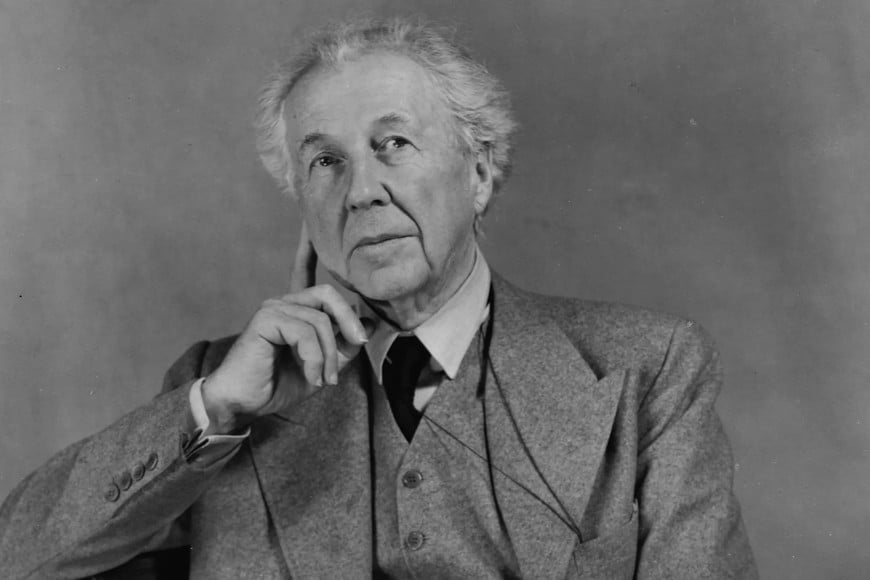 Frank Lloyd Wright (1867-1959) fue un prolífico y destacado arquitecto, vanguardista, diseñador de interiores, escritor y educador estadounidense, que diseñó más de mil obras, de las cuales se completaron 532.