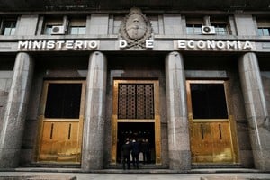 Economía adjudicó $6,61 billones en la licitación de deuda en pesos y superó los vencimientos de octubre con fuerte demanda de Lecap, según informó Finanzas.
Foto: REUTERS / Irina Dambrauskas.