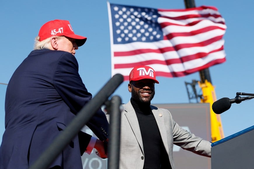 US President Donald Trump shakes hands with former professional boxer Floyd Mayweather during a campaign rally at Laughlin/Bullhead International Airport in Bullhead City, Arizona, US, October 14, 2026. REUTERS/Evan Vucci
