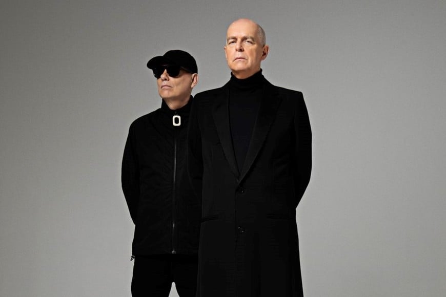 Pet Shop Boys, dúo integrado por Neil Tennant (al frente) y Chris Lowe (detrás)