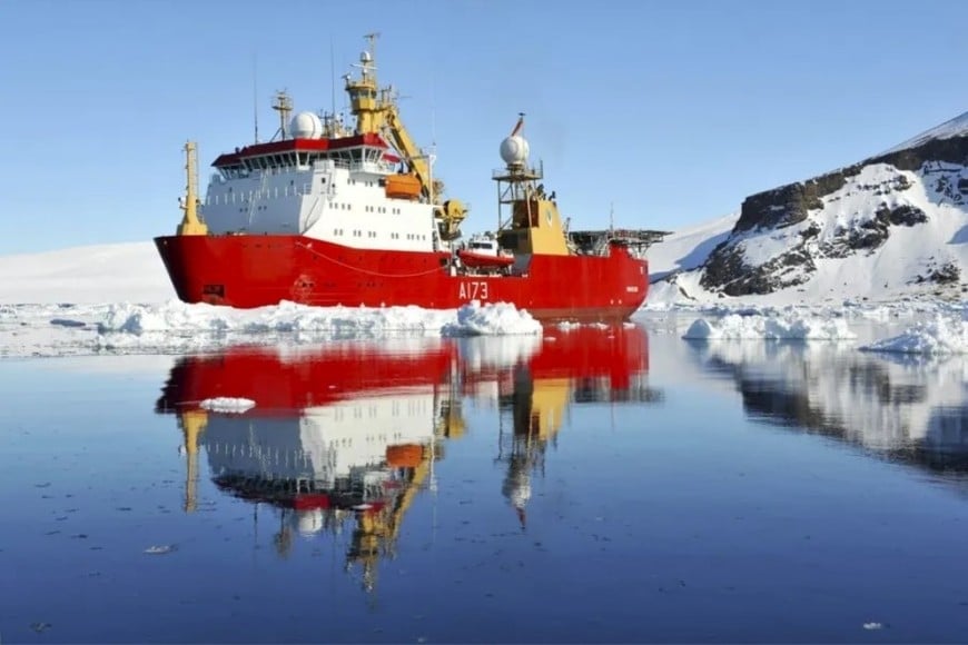 El HMS Protector fue remolcado hasta Devonport después de sufrir una doble falla de motor.