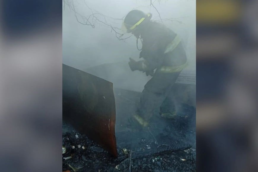 Los bomberos santotomesinos trabajaron por horas para sofocar el fuego. Foto: El Litoral