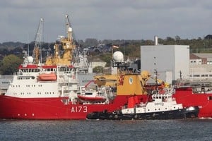 El HMS Protector fue remolcado hasta Devonport después de sufrir una doble falla de motor.