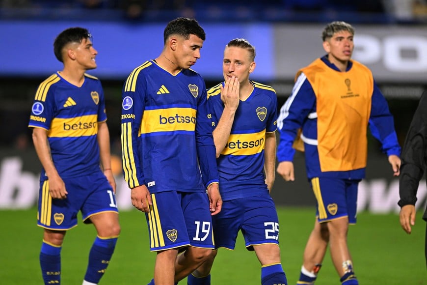 Soccer Football - Copa Sudamericana - Semi Final - First Leg - Boca Juniors v Vasco da Gama - Estadio La Bombonera, Buenos Aires, Argentina - October 13, 2026
Boca Juniors' Leonel Flores and Santiago Ascacibar after the match REUTERS/Rodrigo Valle