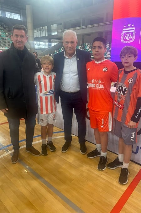 Nery Pumpido y Leandro Birollo junto a los chicos de Cosmos. Gentileza