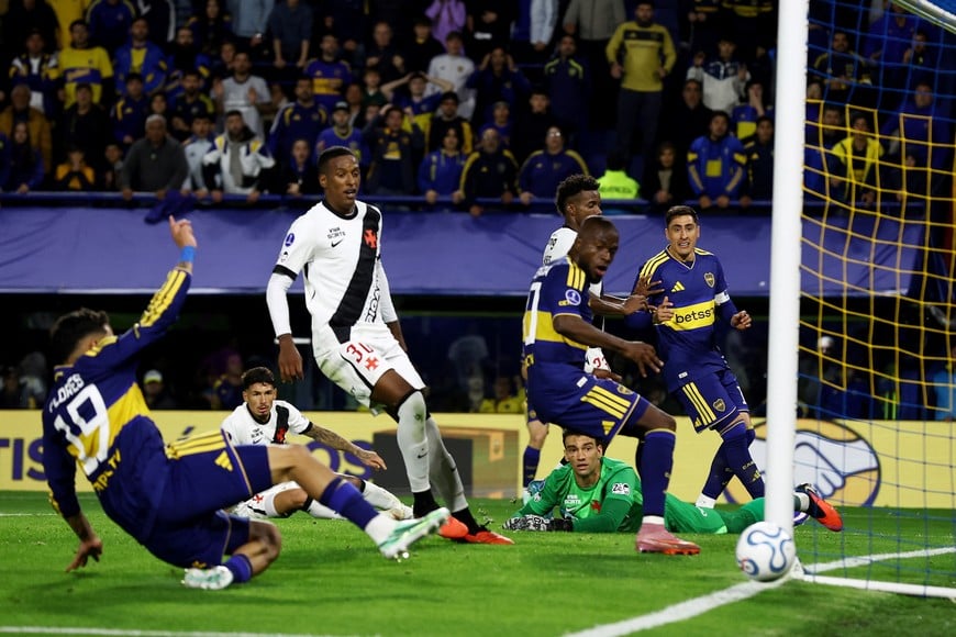 Soccer Football - Copa Sudamericana - Semi Final - First Leg - Boca Juniors v Vasco da Gama - Estadio La Bombonera, Buenos Aires, Argentina - October 13, 2026
Boca Juniors' Miguel Merentiel misses a chance to score REUTERS/Agustin Marcarian