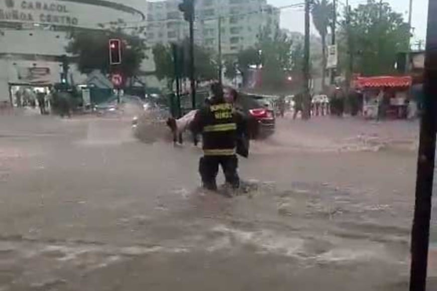 Bomberos y un trabajo a destajo para asistir a la población afectada.