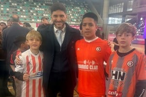 Maximiliano Pullaro y los chicos de la Liga Santafesina. Gentileza.