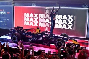 Max Verstappen celebró su primera victoria en Singapur y sumó Marina Bay a los 27 circuitos en los que ganó en la Fórmula 1. Crédito: REUTERS / Caroline Chia.