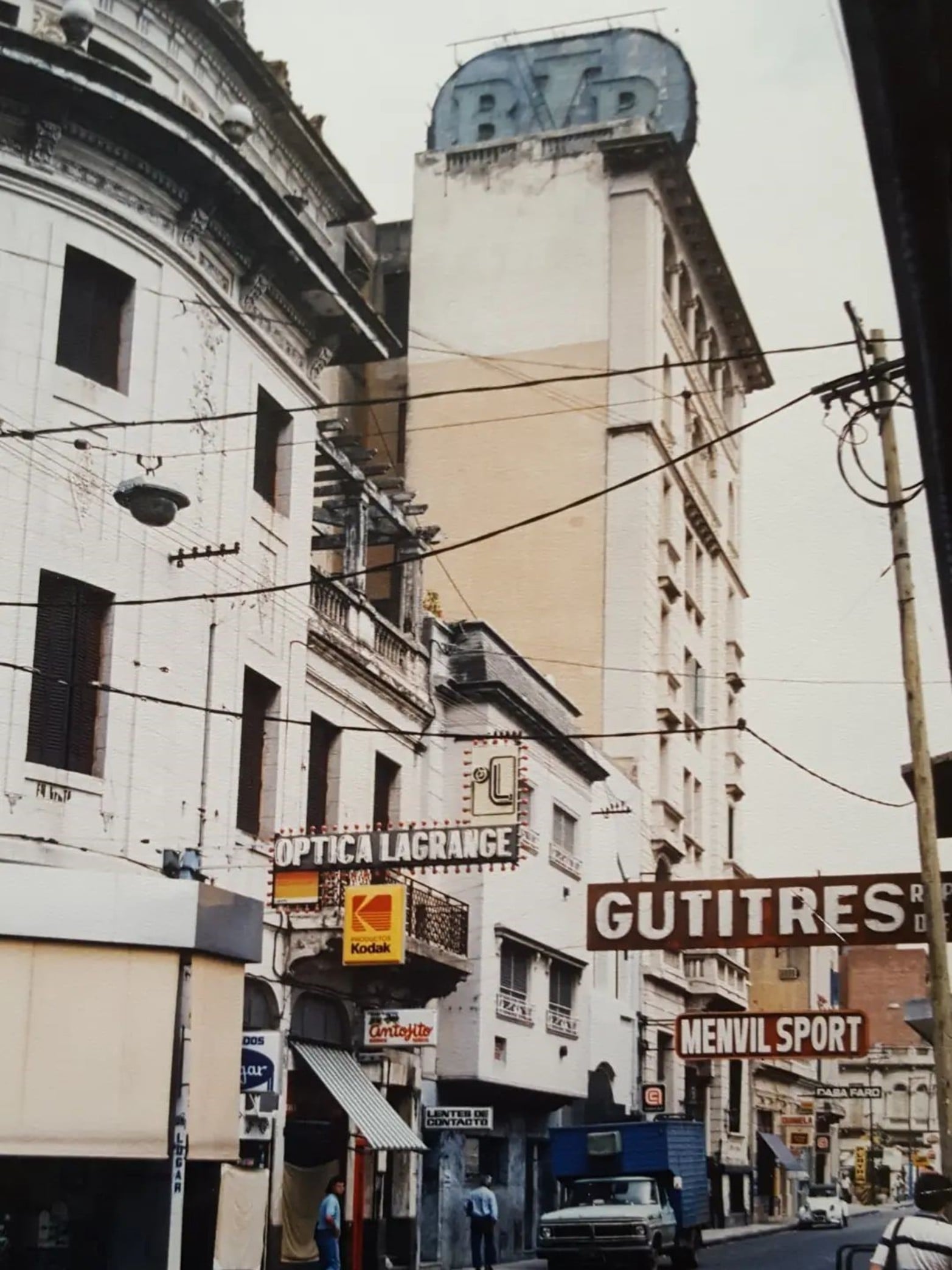 Ubicado en pleno centro.